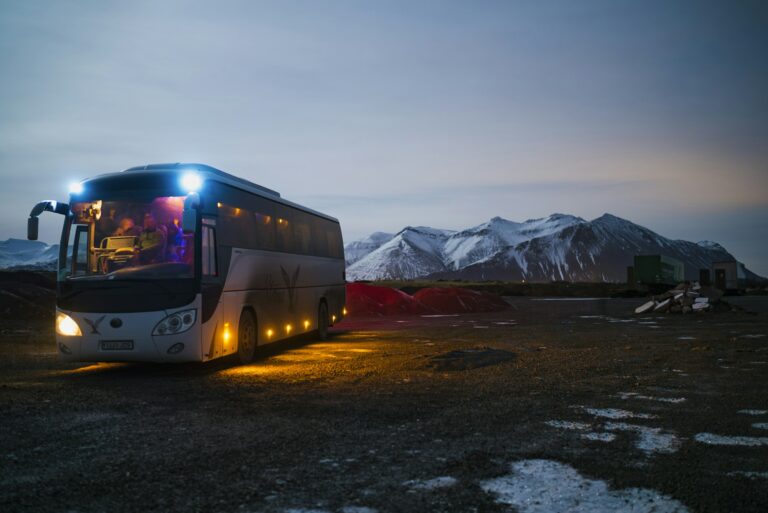 Autocar stationné à la tombée de la nuit