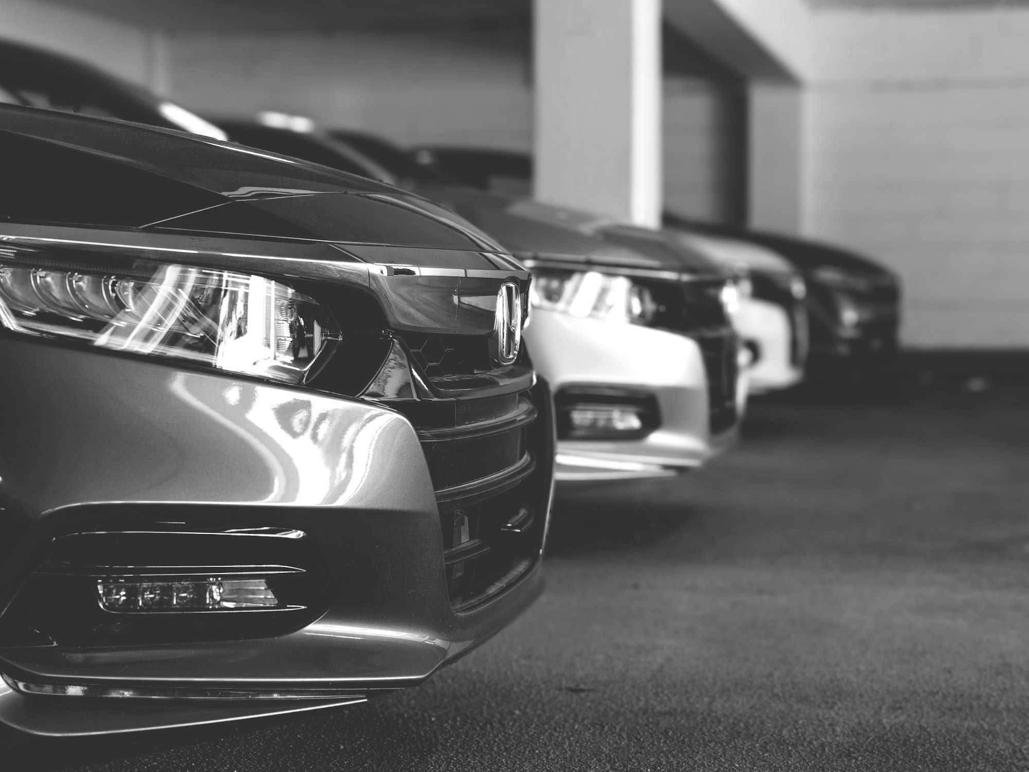Voitures d’une flotte stationnées dans un parking