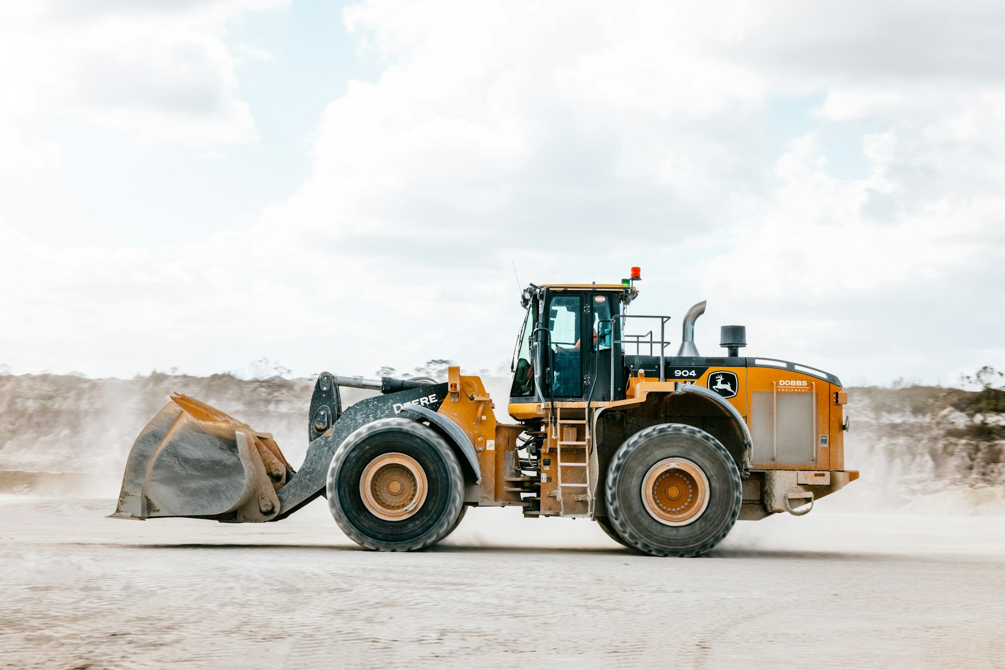 Chargeuse sur pneus sur un chantier
